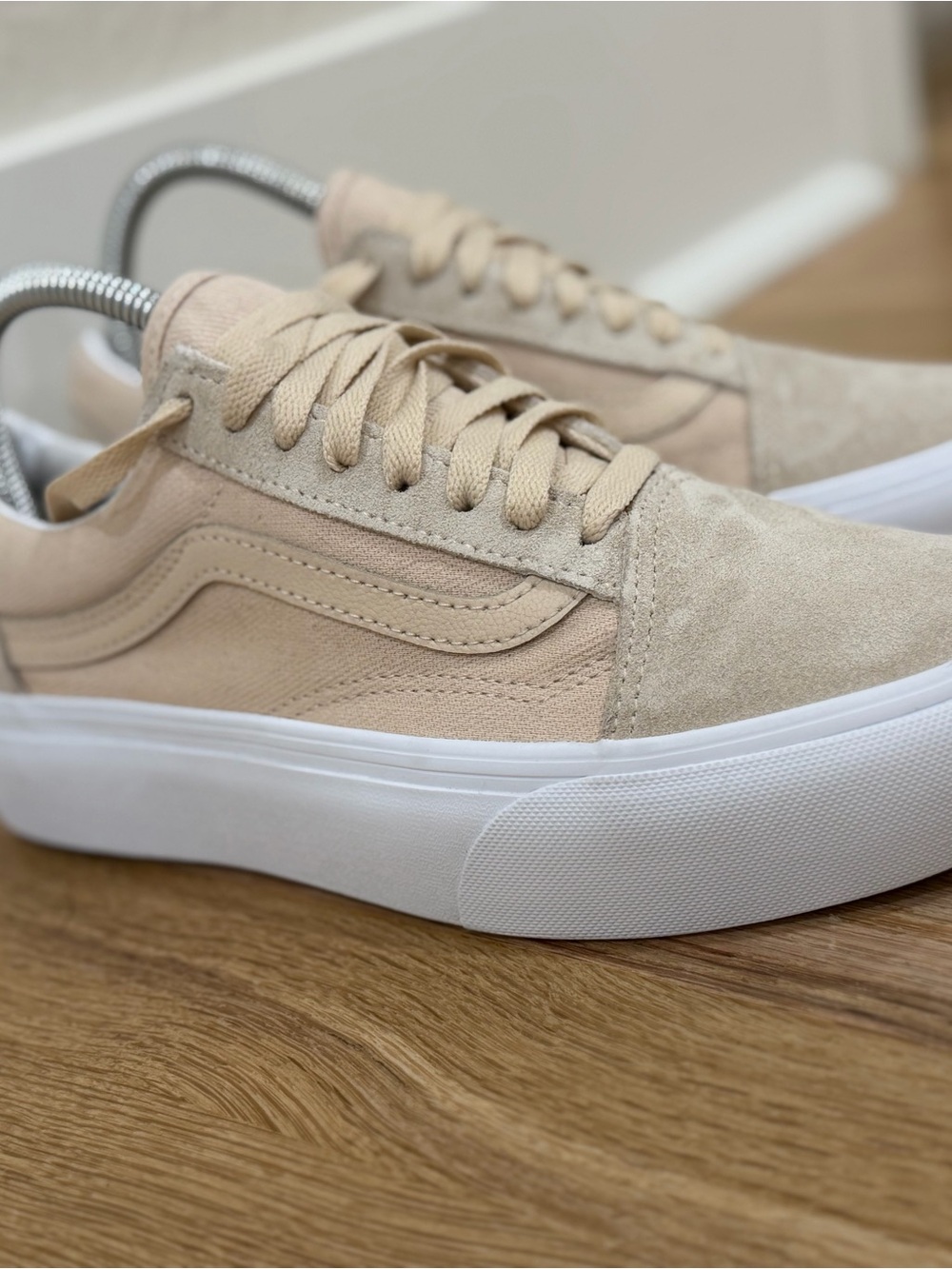 Vans Women's Low-Top Suede Canvas Sneakers in Beige and White Size 8
